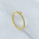 Anel solitario com fio cravejado