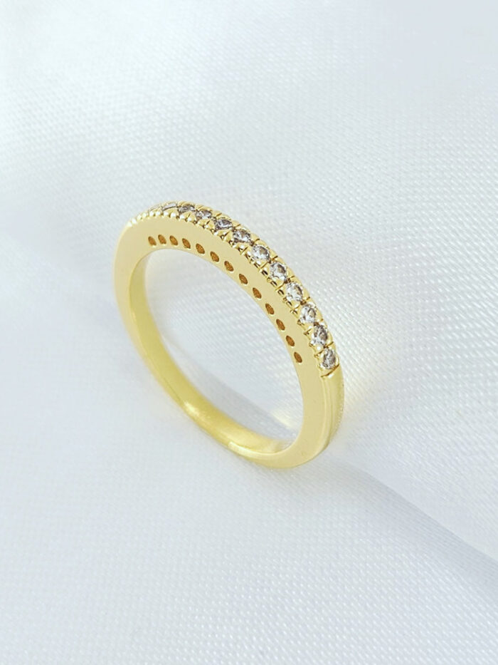 Anel com detalhe em fio cravejado