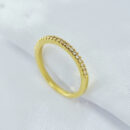 Anel detalhado cravejado