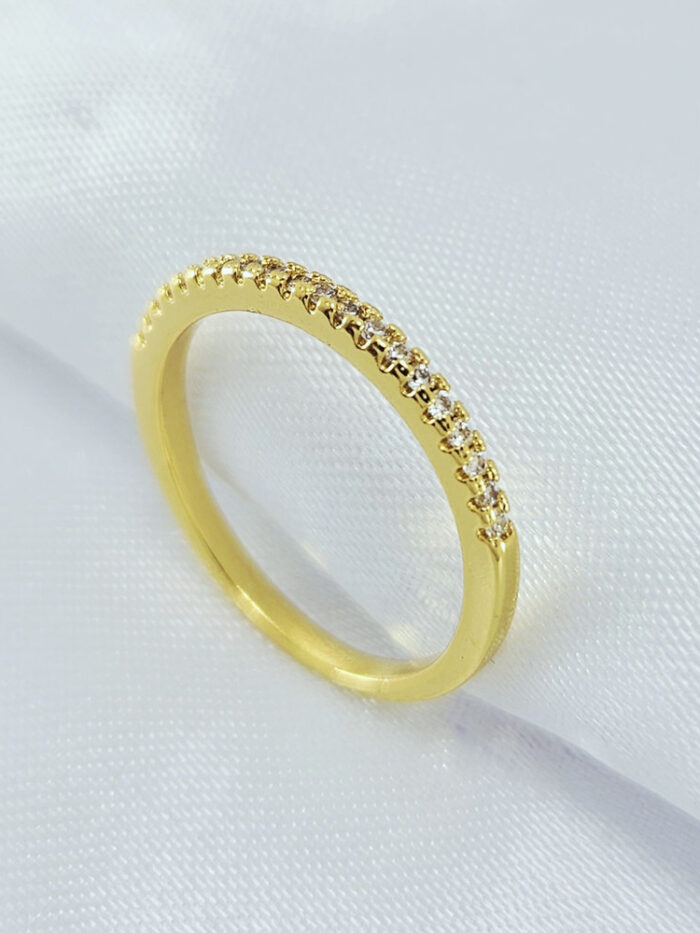 Anel detalhado cravejado