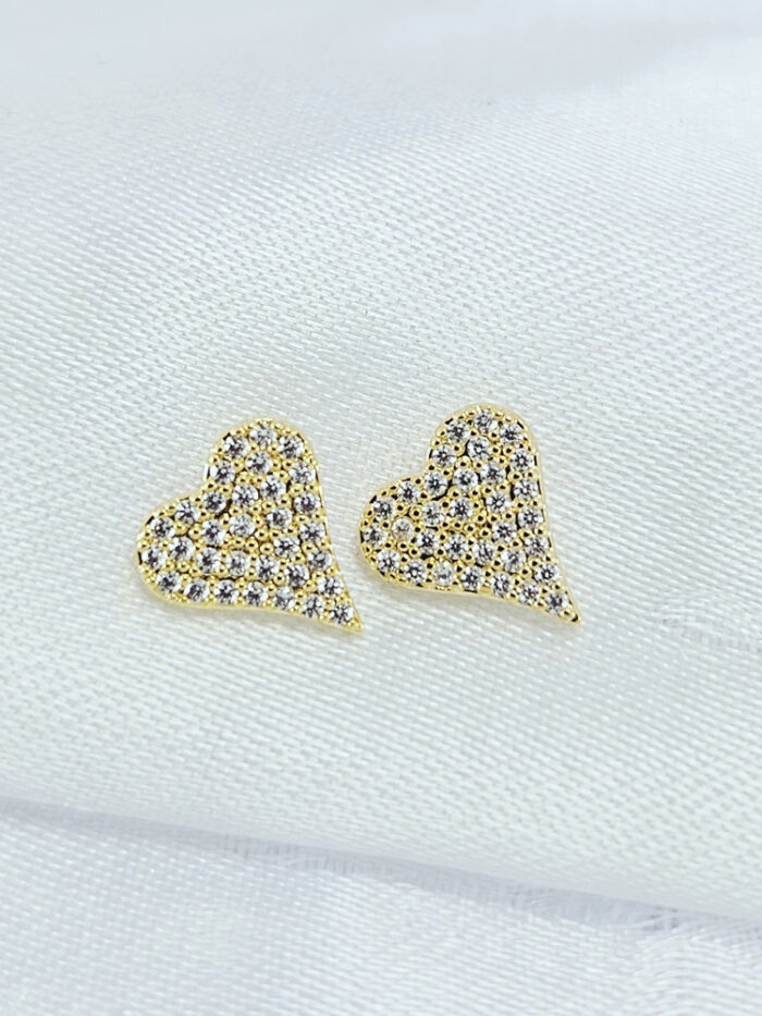 Brinco coração cravejado com zircôrnia