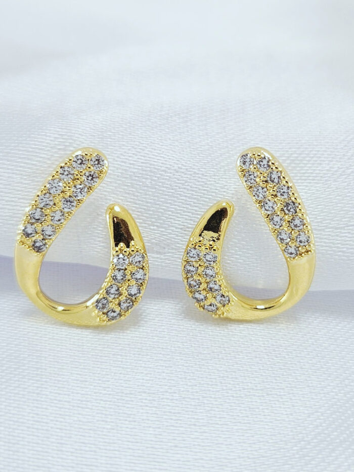 Brinco estilo oval cravejado