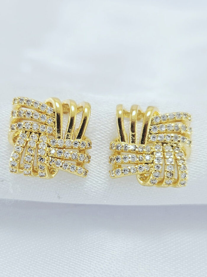 Brincos entrelaçado fios lisos e fio cravejado