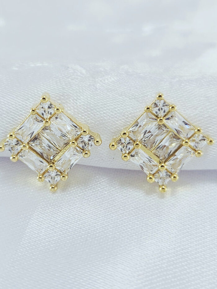 Brinco quadrado com pedras cristal zirconia