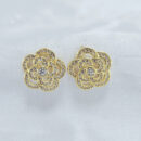 Brinco flor cravejada detalhada