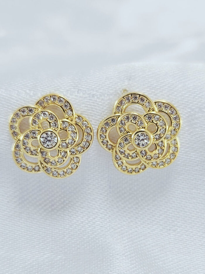 Brinco flor cravejada detalhada