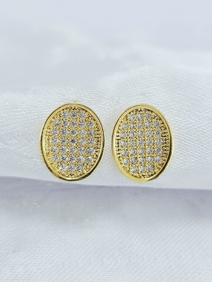 Brinco oval cravejado borda fio liso