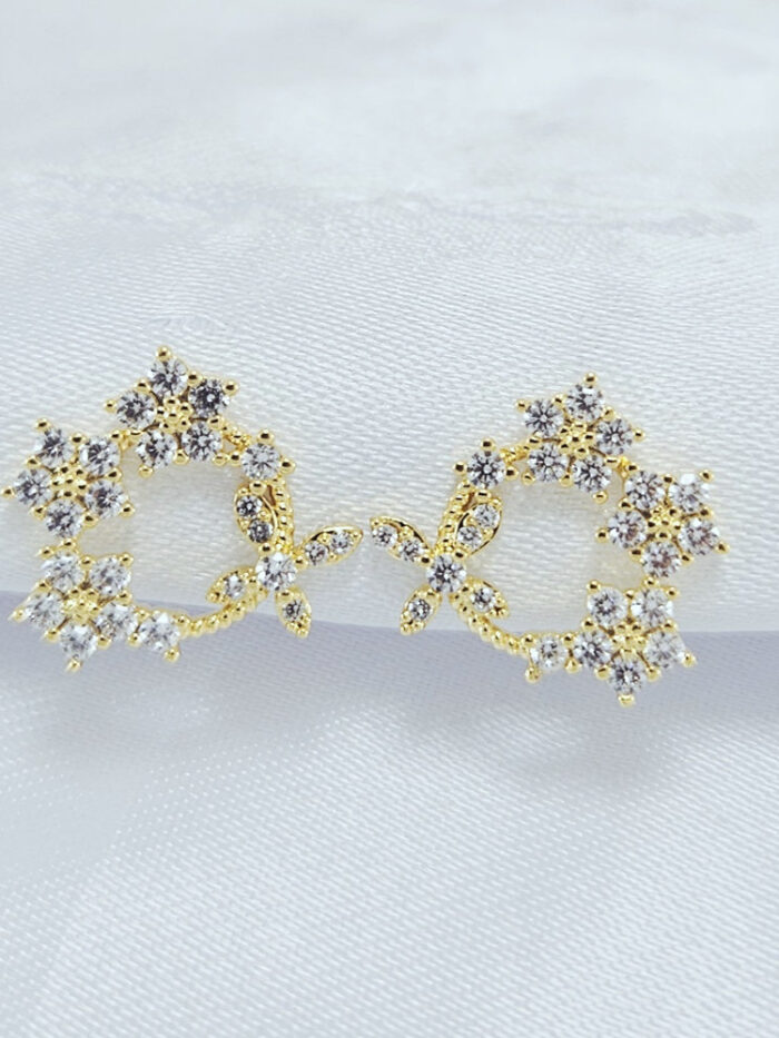 Brinco redondo vazado flores cravejadas