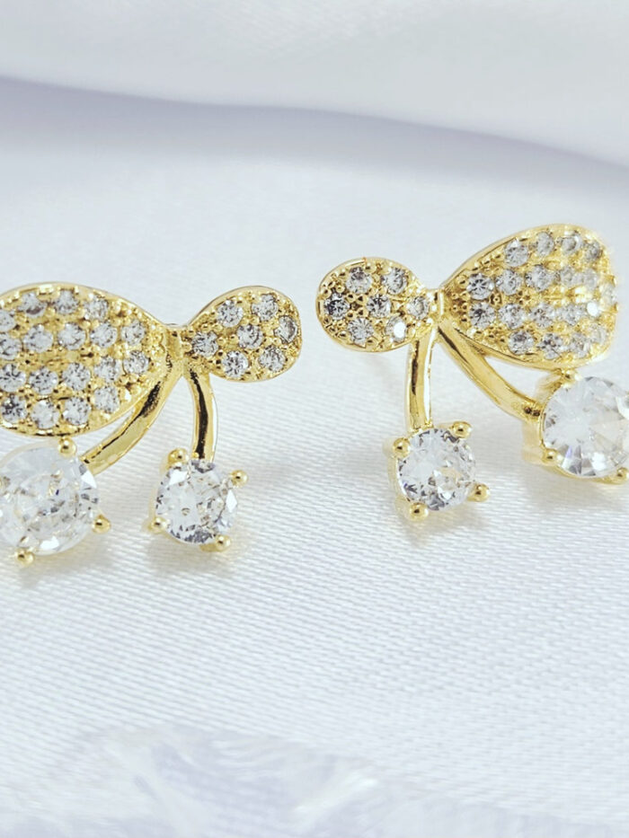 Brinco cereja com ponto de luz cravejado