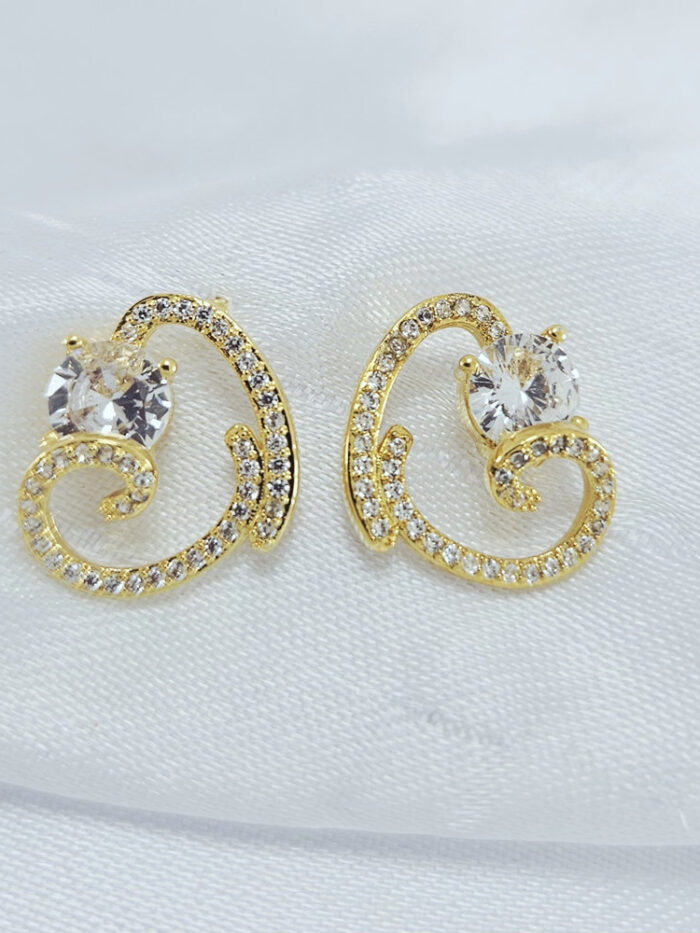 Brinco coração fio cravejado com ponto de luz