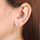 Brinco fio riviera com detalhe navete vazado