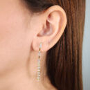 Brinco fio  com pedra baguete e riviera