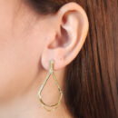 Brinco gota fio cravejado