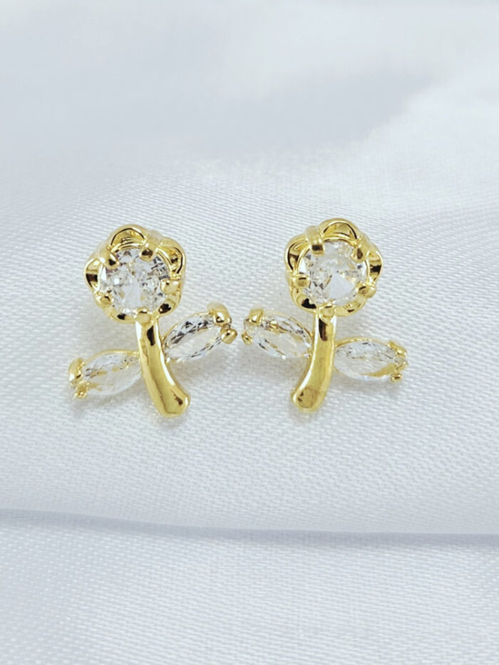 Brinco flor com pedra cristal base dourada