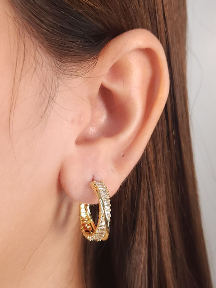 Argola com pedra baguete e fio liso