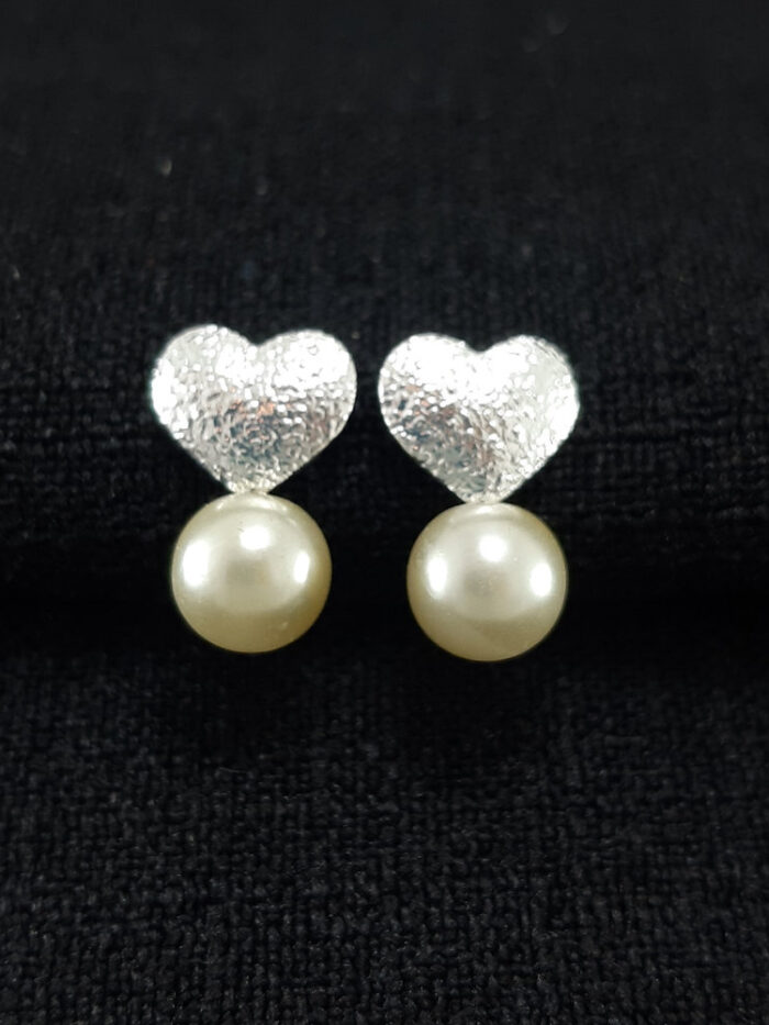 Brinco base coração fosco e pêndulo com pérola