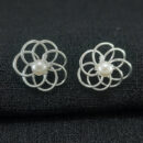 Brinco flor aramado com pérola