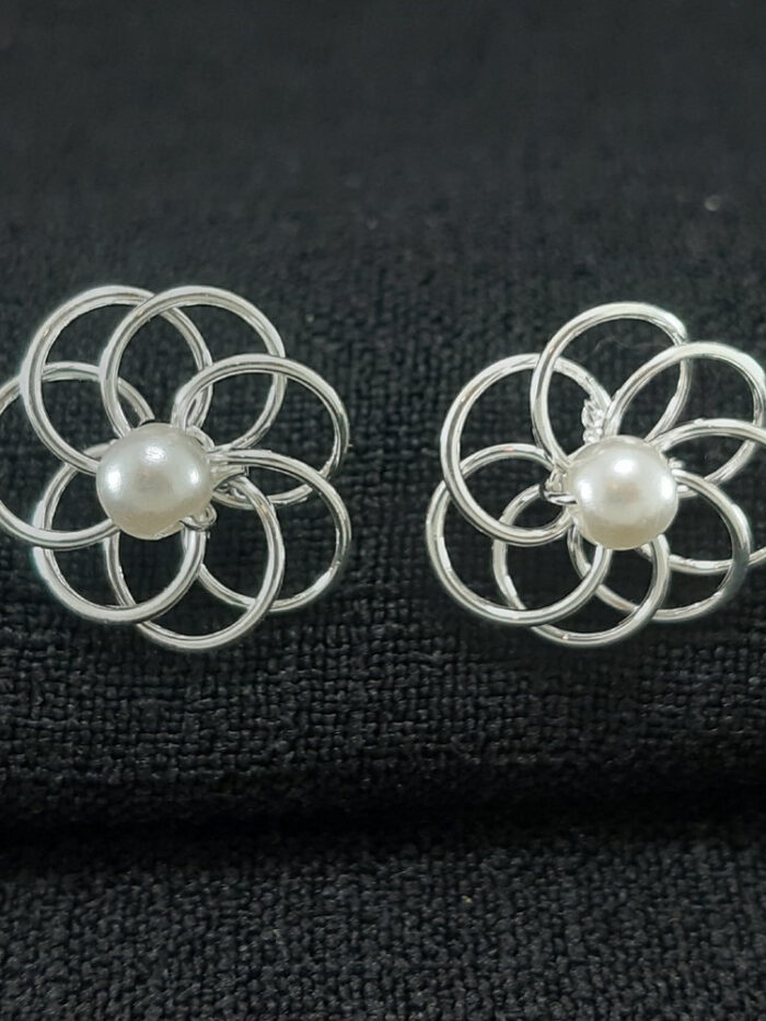 Brinco flor aramado com pérola