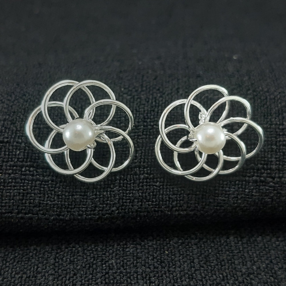 Brinco flor aramado com pérola