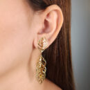 Brinco folha tripla vazada