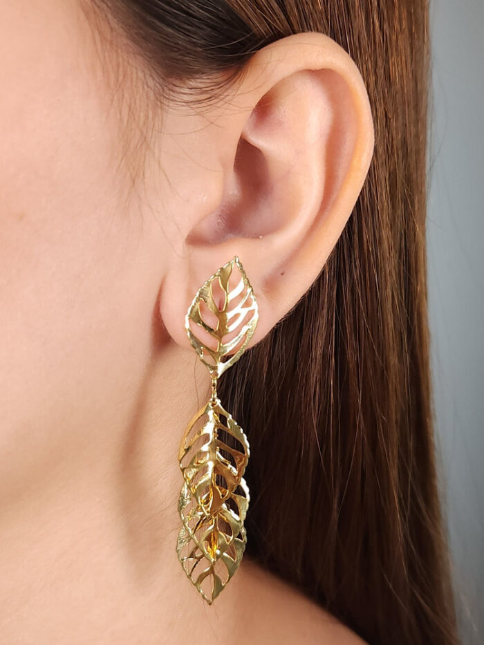 Brinco folha tripla vazada