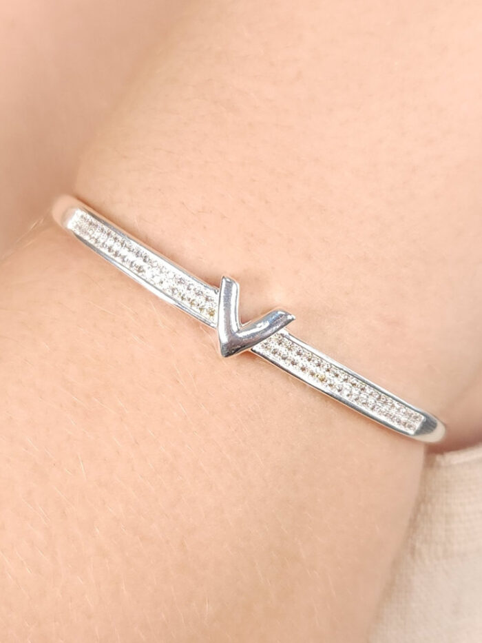 Bracelete ´V´ fio cravejado