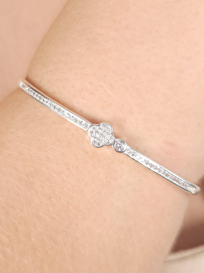 Bracelete trevo cravejado com ponto de luz minimalista