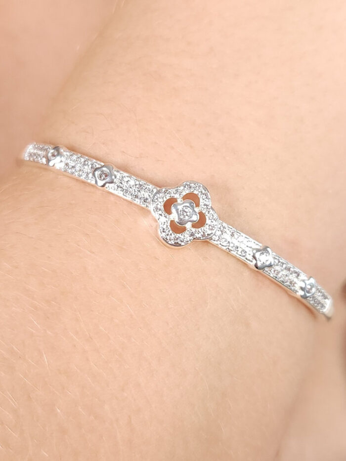 Bracelete detalhe trevo cravejado