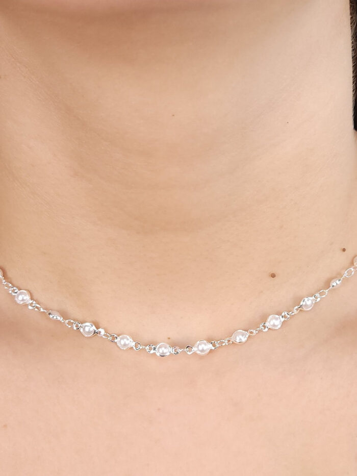 Gargantilha chocker pérolas redondo com detalhe prateado