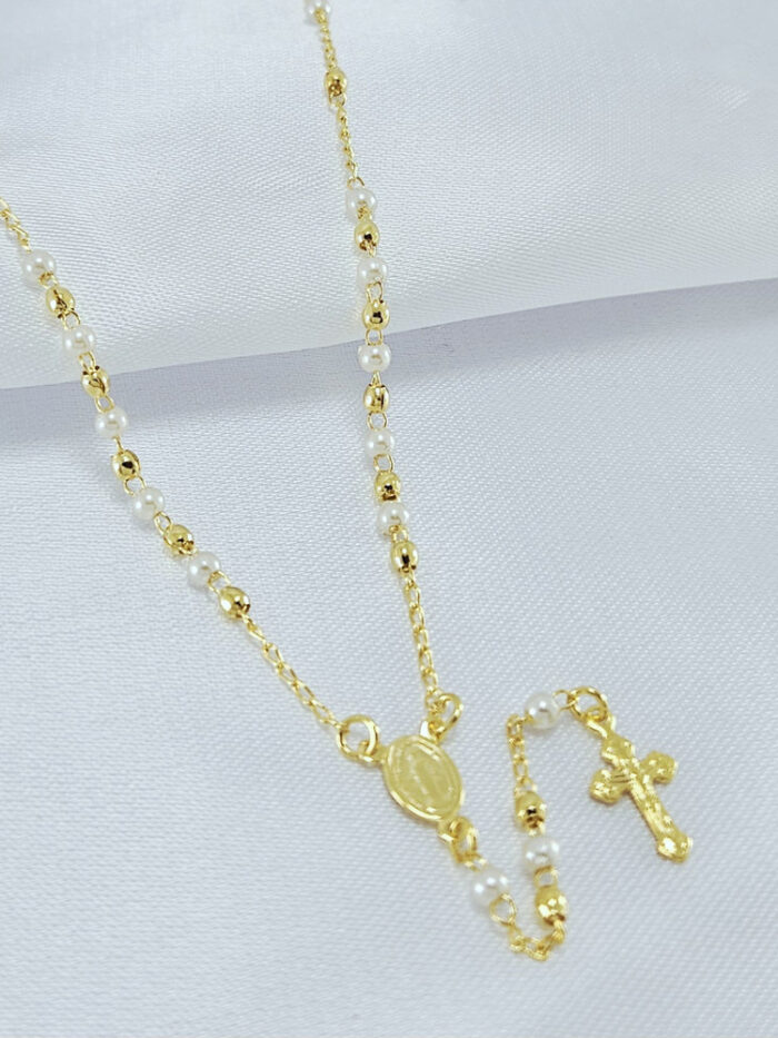 Gargantilha terço com bolinha dourada  e pérola