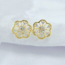 Brinco flor vazada com pedra cristal