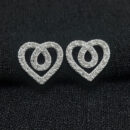 Brinco formato coração cravejado entrelaçado