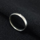 Aliança lisa com ponto de luz prateada