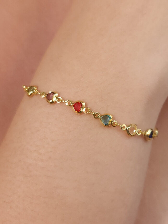 Pulseira com corações coloridos