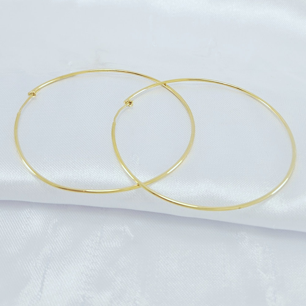 Brinco argola média lisa fechado