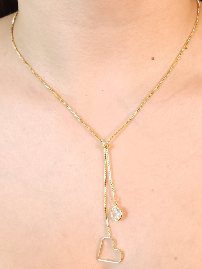 Gargantilha gravatinha com coração vazado e ponto de luz