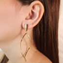 Brinco com fio torcido e detalhado