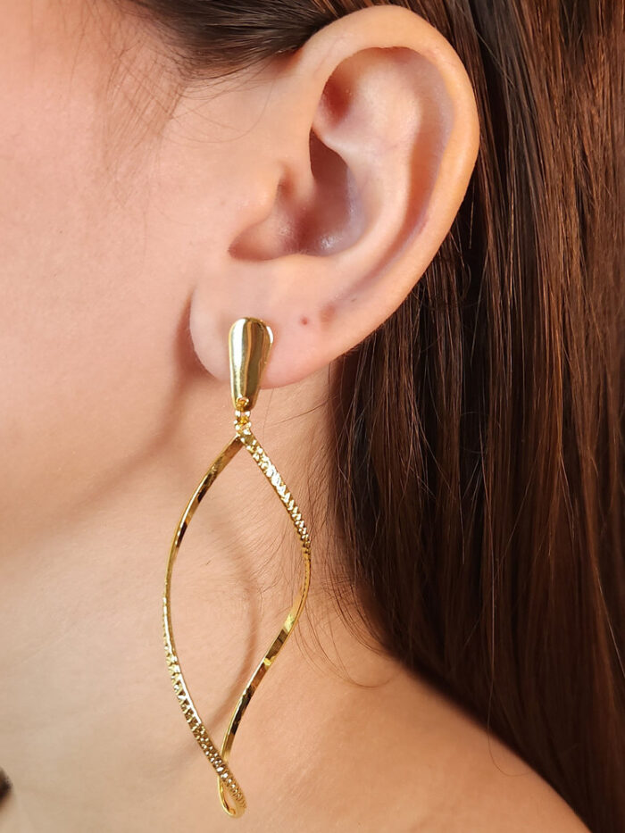 Brinco com fio torcido e detalhado