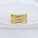 Anel com fios lisos e foscos entrelaçados