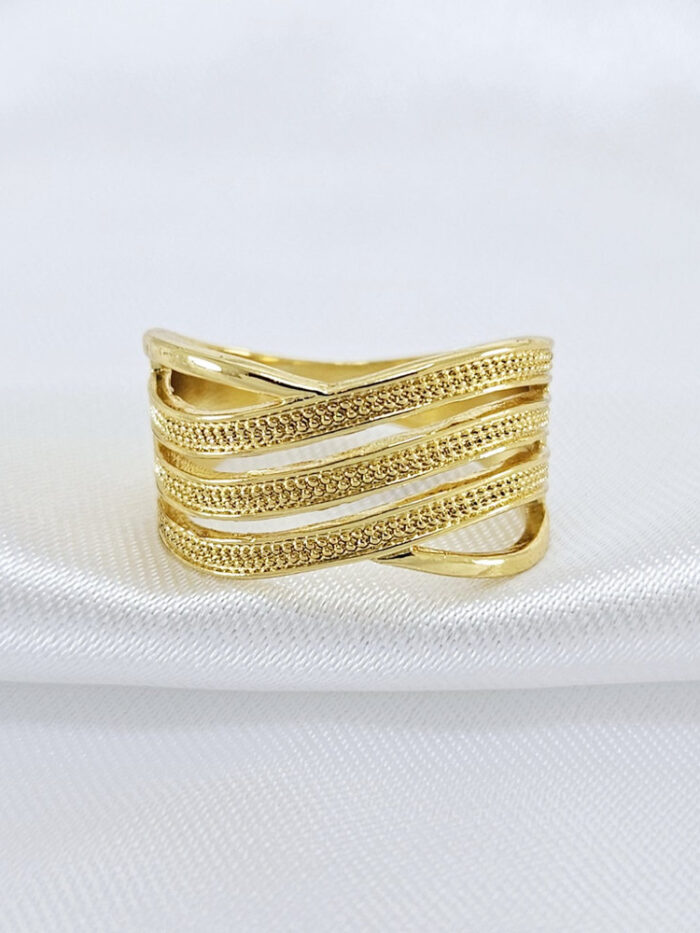 Anel com fios lisos e foscos entrelaçados