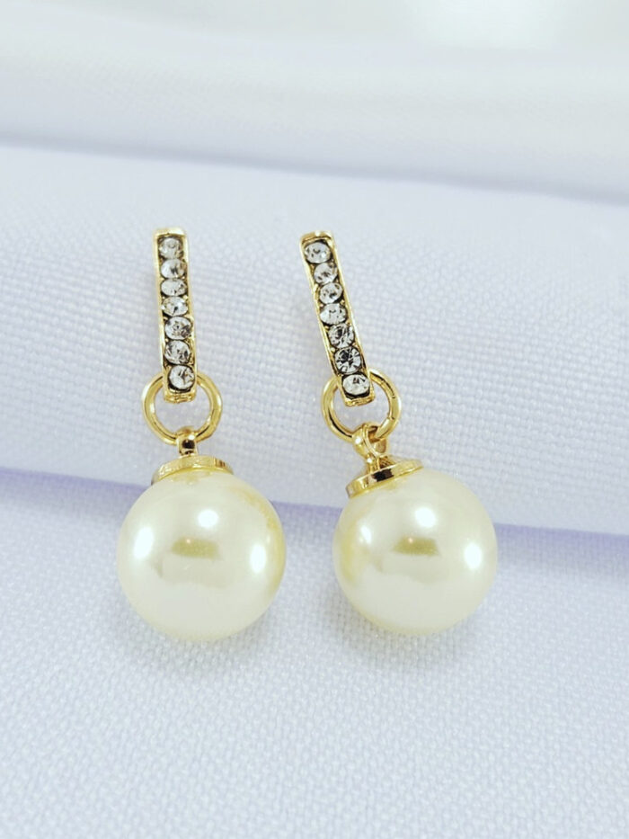 Brinco base cristais com pérola pêndulo