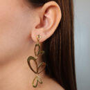 Brinco liso dourado borboleta vazado