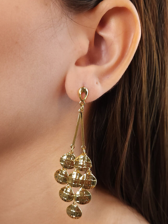 Brinco base vazada com circulos chapeado pêndulo