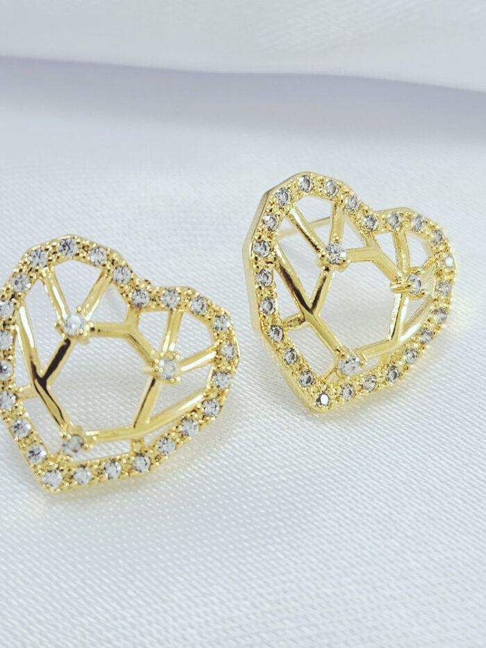 Brinco coração vazado cravejado