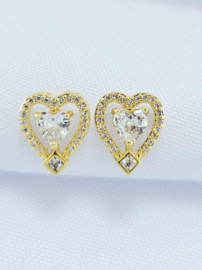 Brinco coração fio cravejado com pedra cristal