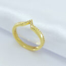 Anel detalhe em V cravejado em zircônia