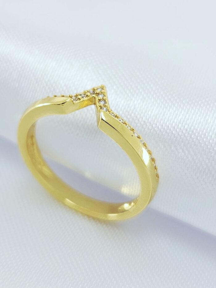 Anel detalhe em V cravejado em zircônia