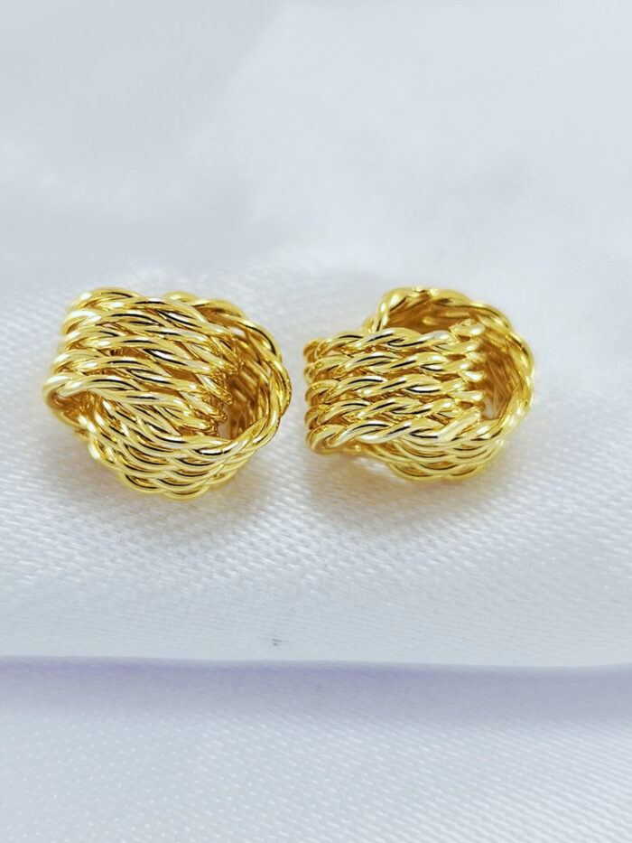 Brinco fios ondulados entrelaçados