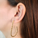 Brinco argola estilo trançado