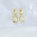 Brinco base liso com pêndulo pérola